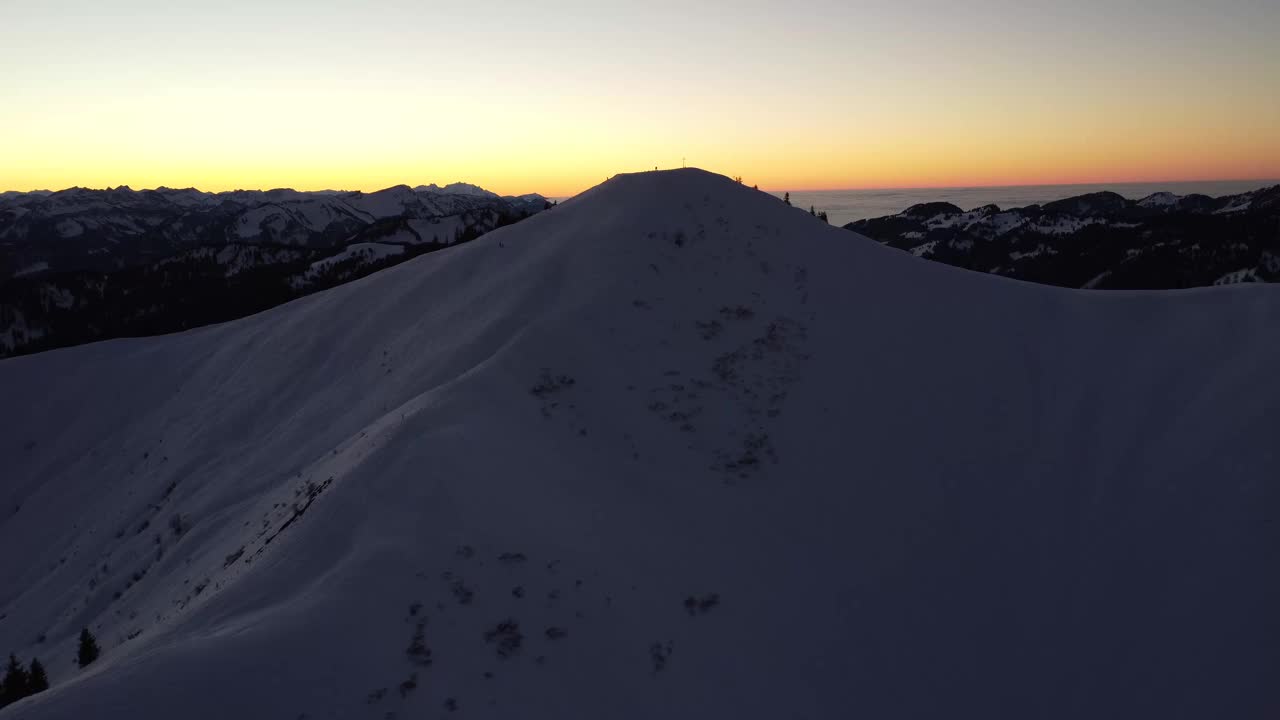 从无人机拍摄的高山全景雪山的视图。视频下载