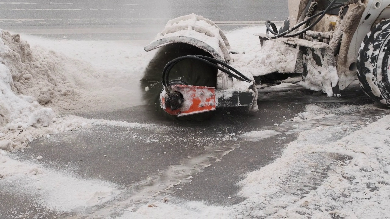 扫雪机用圆形刷子清扫路面、汽车道路视频素材