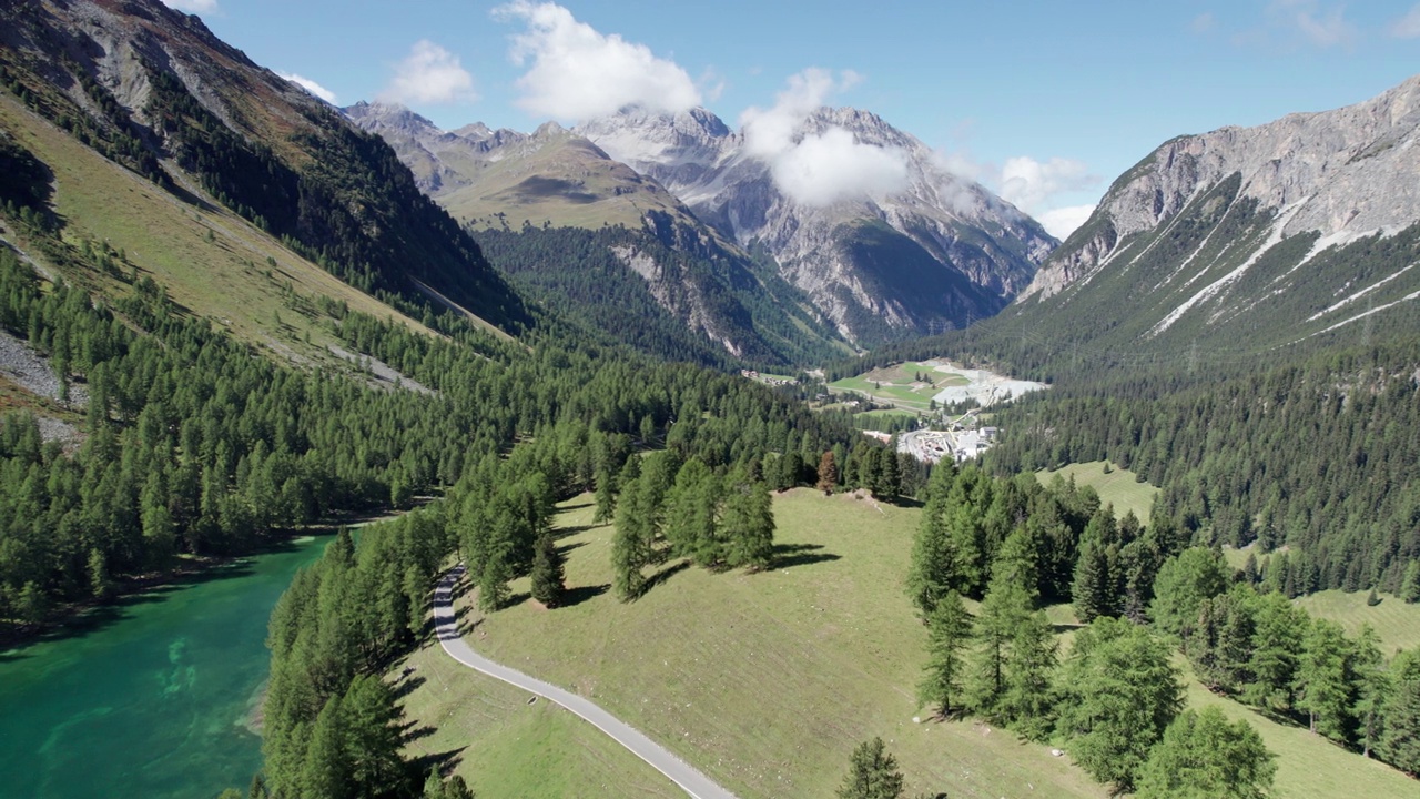 在瑞士阿尔卑斯山Albulapass，鸟瞰山谷与高山Palpuogna湖视频素材