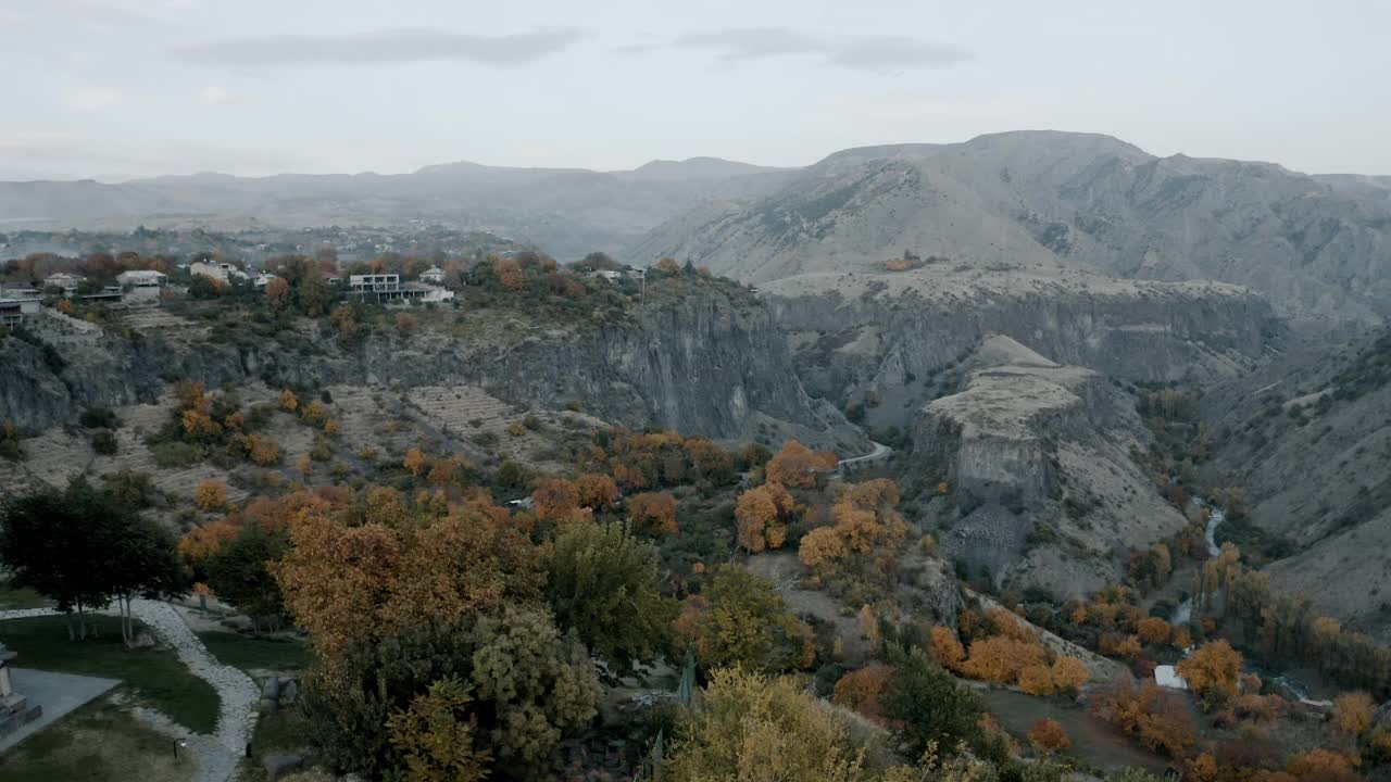 傍晚，无人机拍摄亚美尼亚加尔尼的美丽山峦视频素材