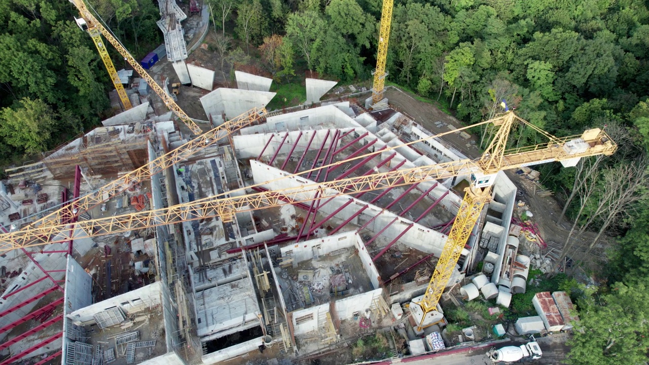 绿化区高塔起重机新建筑鸟瞰图施工视频素材