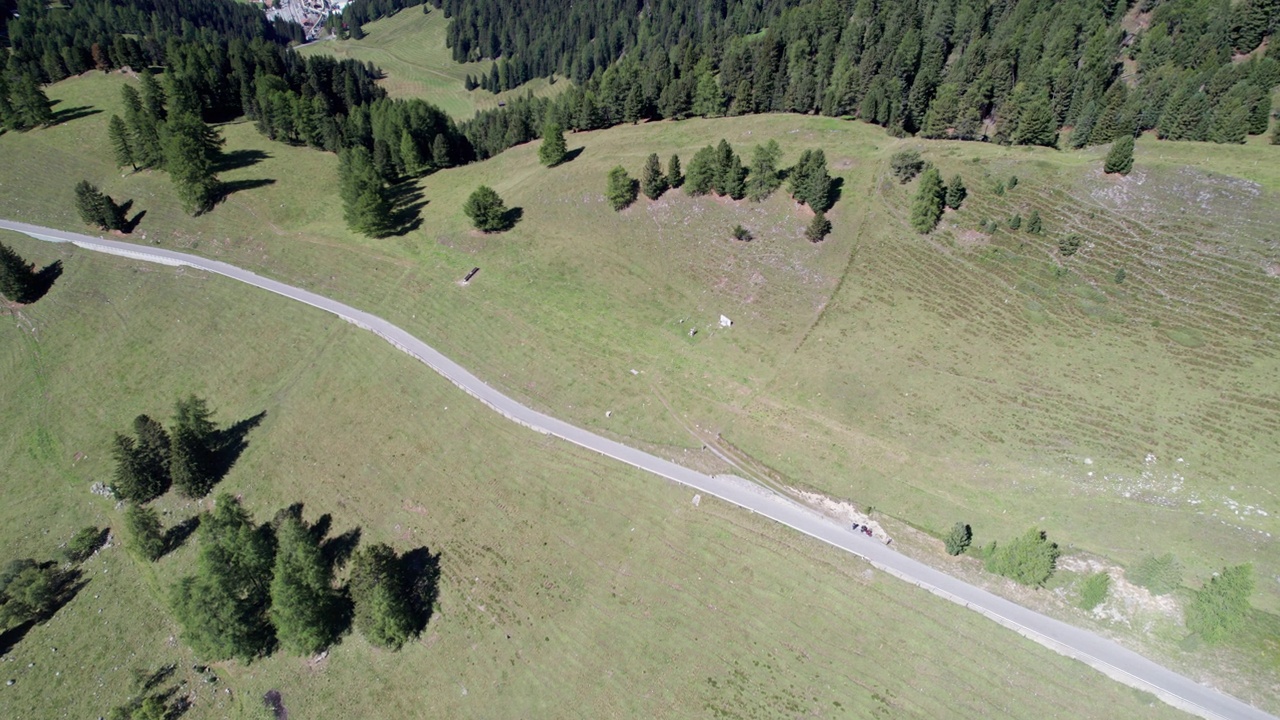 鸟瞰阿尔卑斯阿尔卑斯山阿尔布拉帕斯山谷的道路视频素材