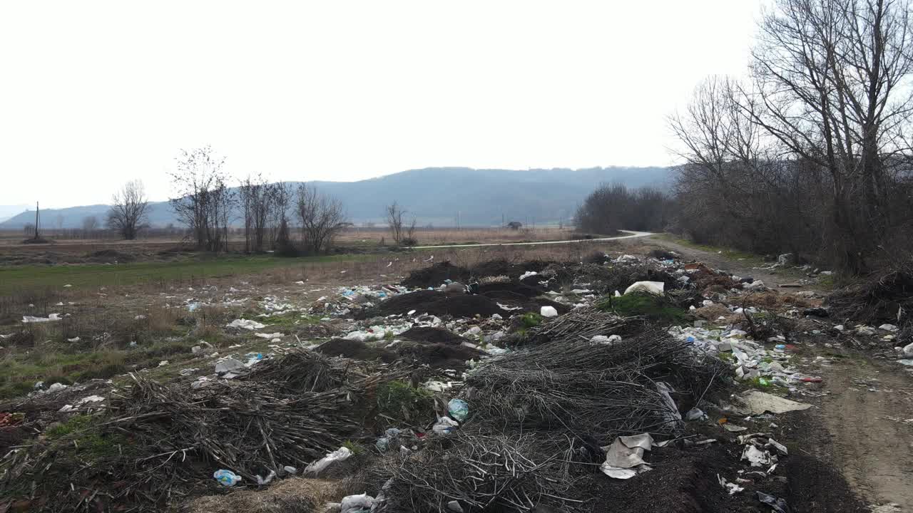 垃圾填埋场污染概念垃圾和倾倒废弃物扔在地面上污染环境的垃圾，在自然环境中无人机视生态污染问题视频素材