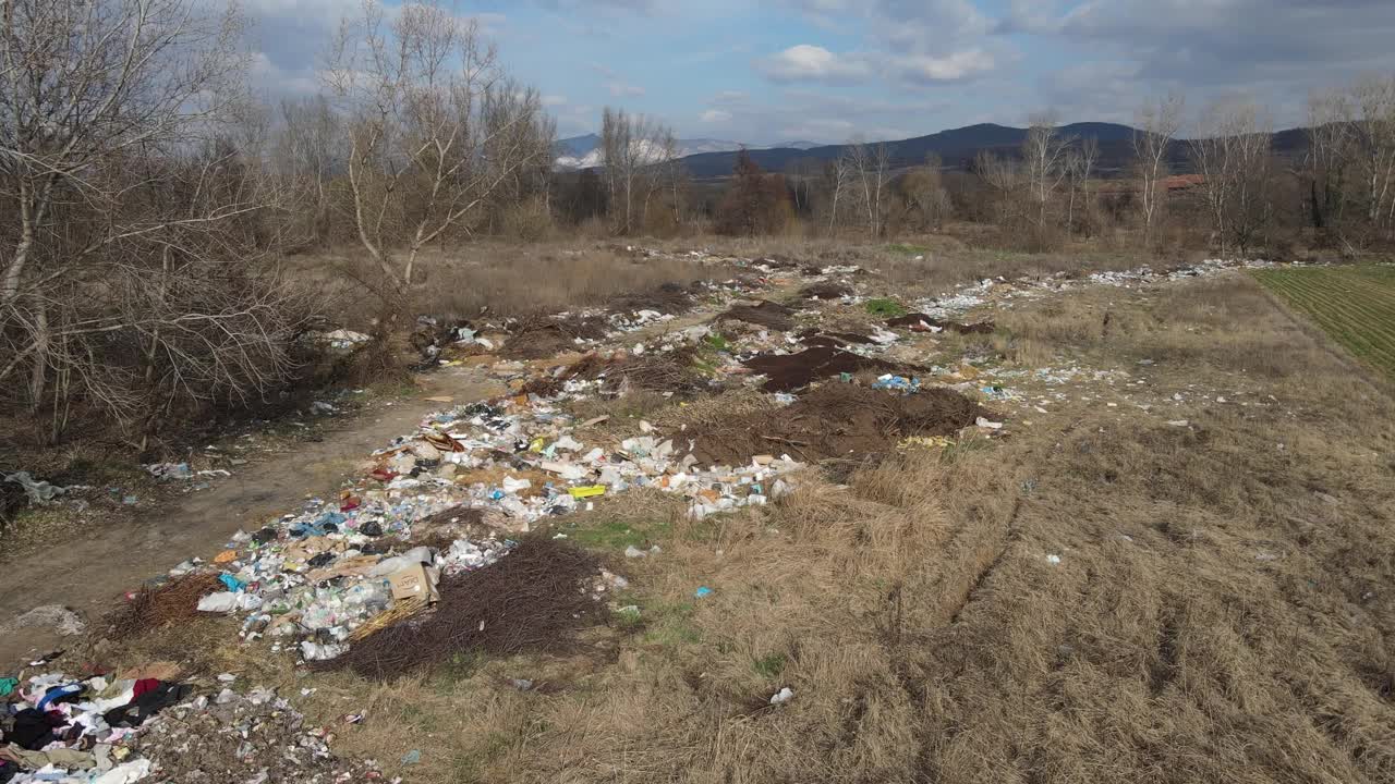 垃圾填埋场污染概念垃圾和倾倒废弃物扔在地面上污染环境的垃圾，在自然环境中无人机视生态污染问题视频素材