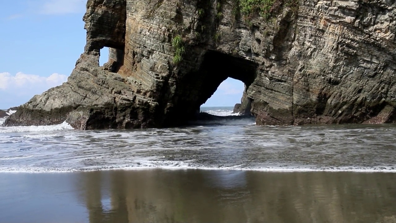 哥斯达黎加的海岸和海滩，波涛汹涌的大海视频素材