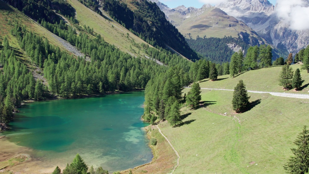 在瑞士阿尔卑斯山Albulapass，鸟瞰山谷与高山Palpuogna湖视频素材