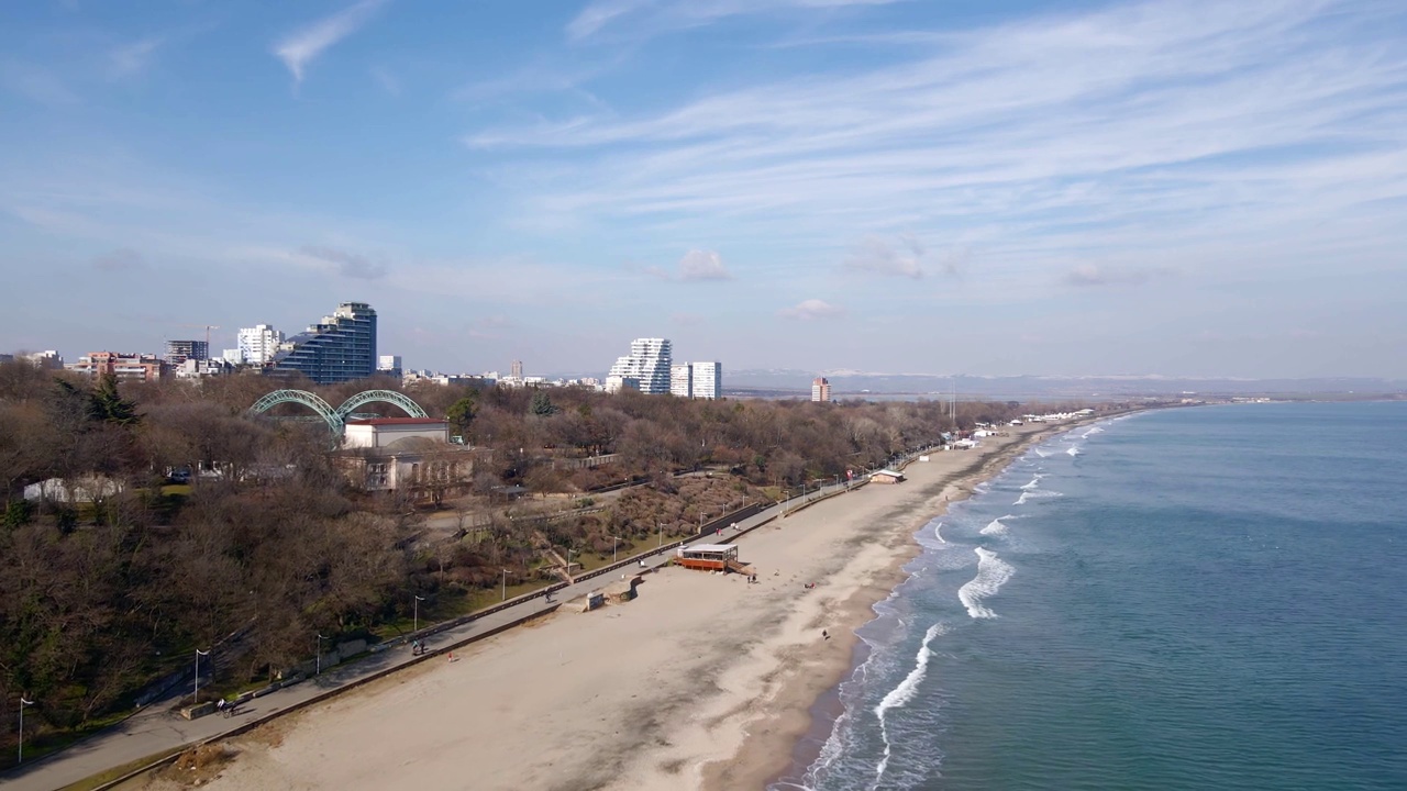 航拍电影，布尔加斯湾海景，海洋花园和城市。黑海海岸视频素材