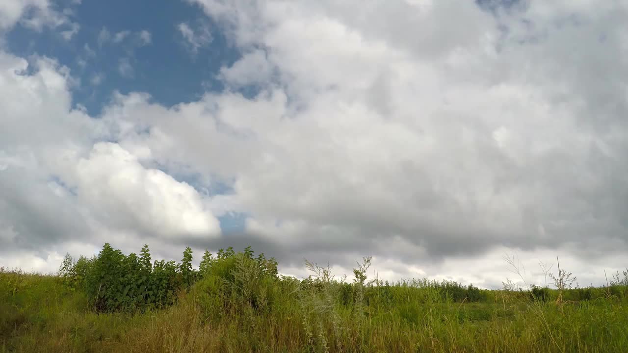 灰色的云在暴风雨的天空，风。焦虑视频素材