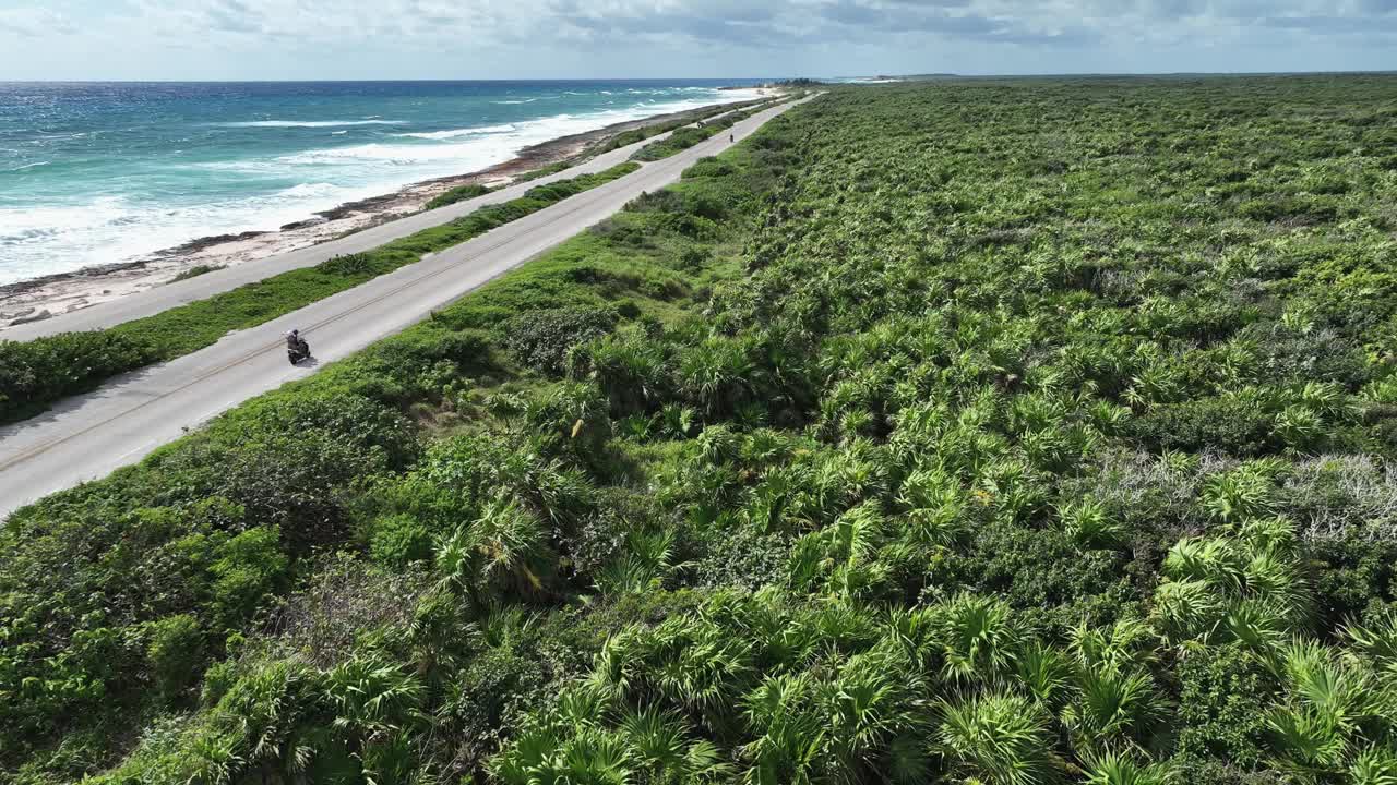 日落时分，在卡门岛附近的科苏梅尔岛的道路鸟瞰图视频素材