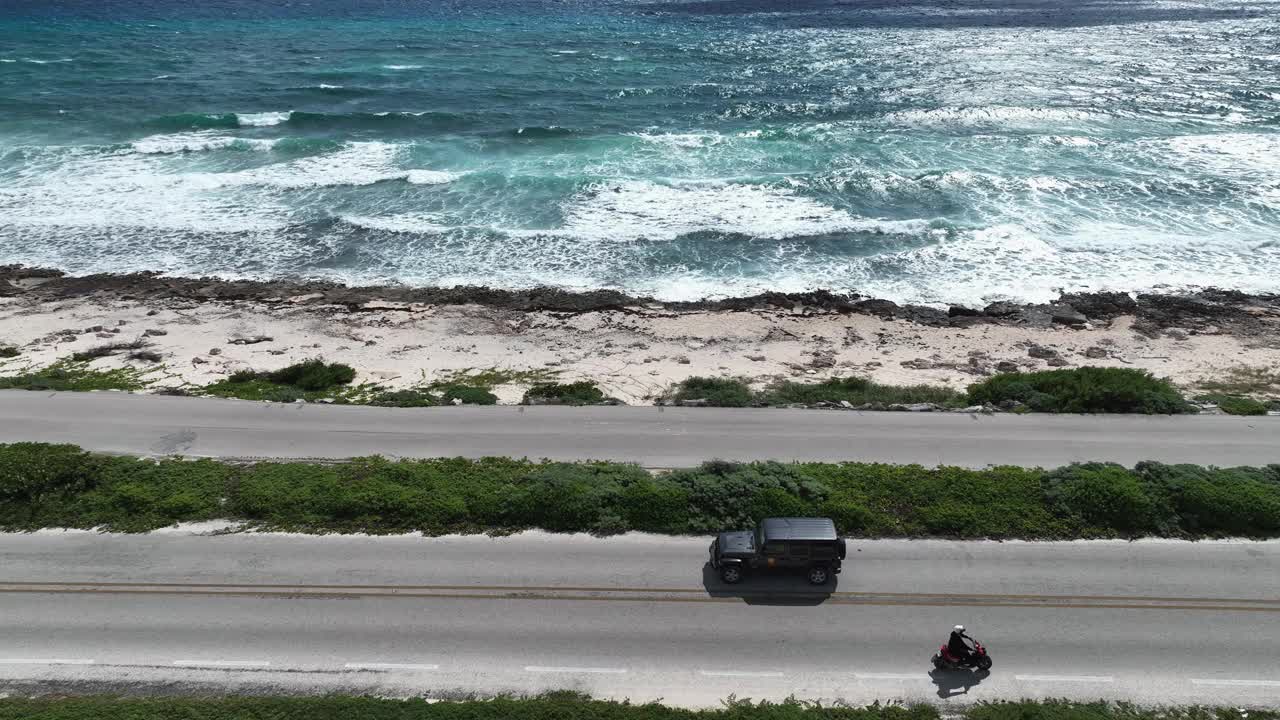 日落时分，在卡门岛附近的科苏梅尔岛的道路鸟瞰图视频素材