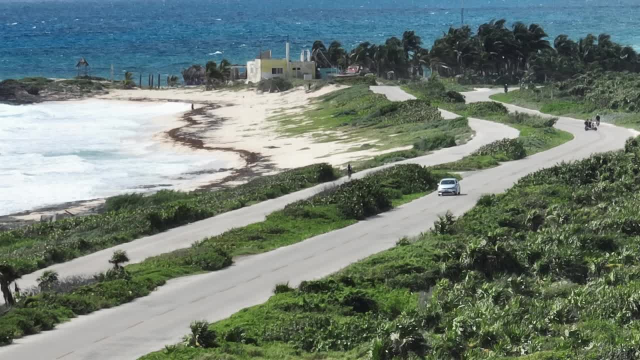 日落时分，在卡门岛附近的科苏梅尔岛的道路鸟瞰图视频素材