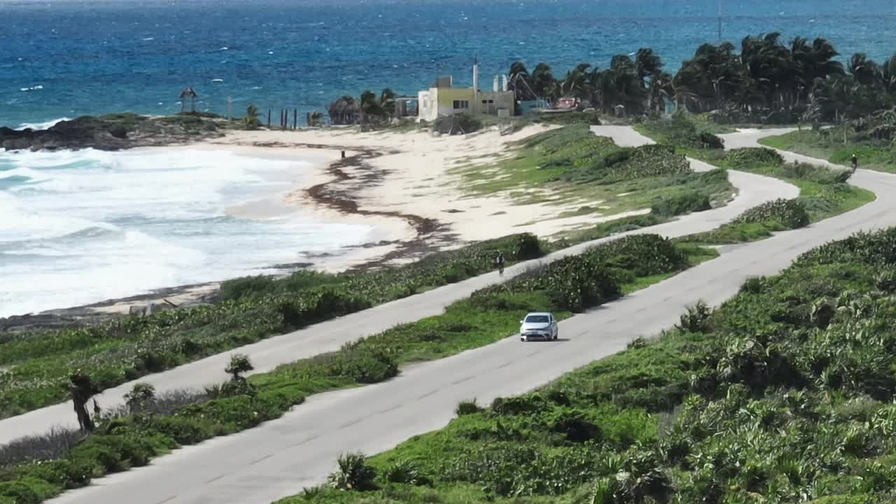 日落时分，在卡门岛附近的科苏梅尔岛的道路鸟瞰图视频素材