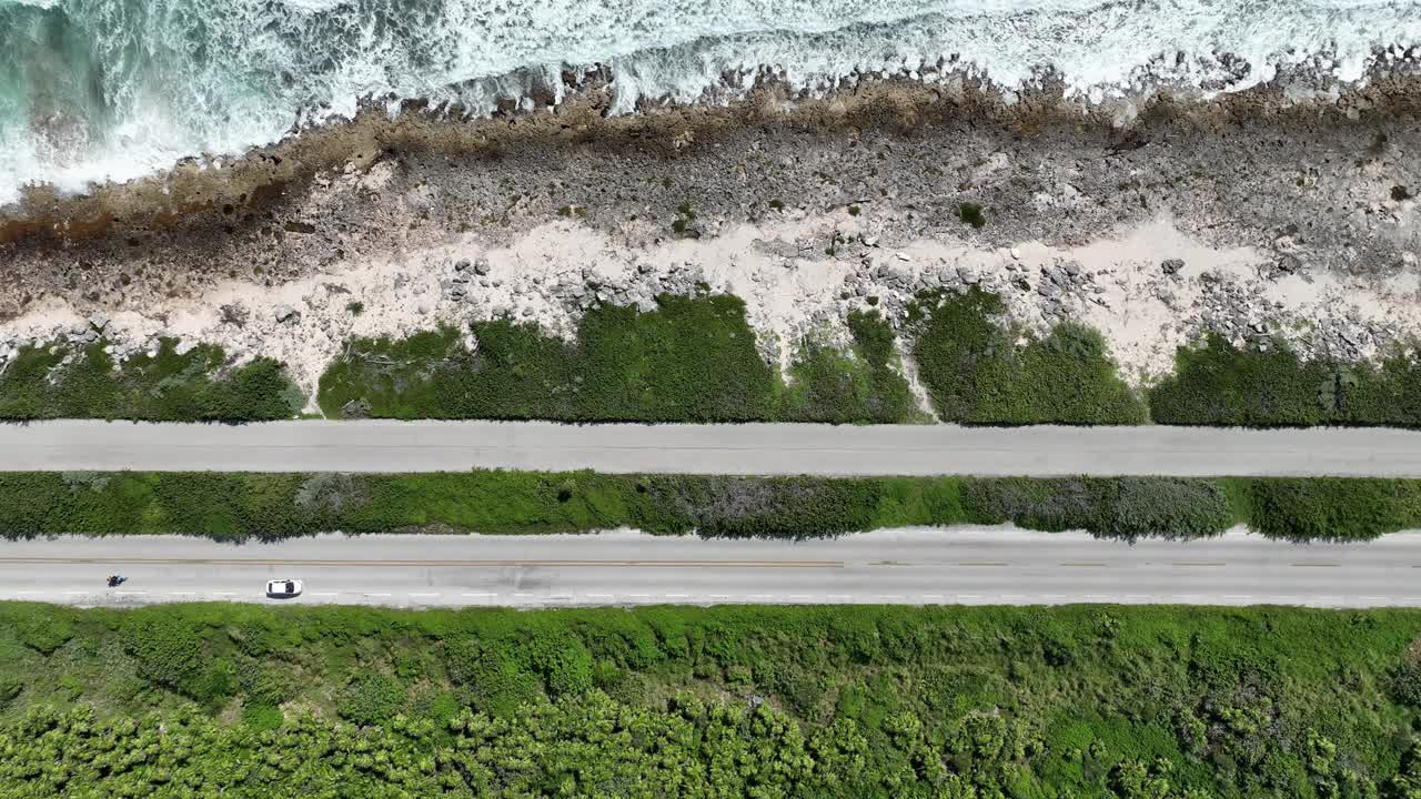 日落时分，在卡门岛附近的科苏梅尔岛的道路鸟瞰图视频素材