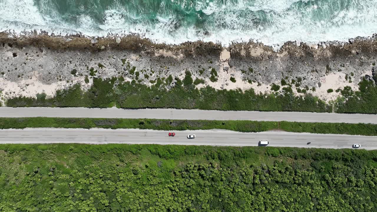 日落时分，在卡门岛附近的科苏梅尔岛的道路鸟瞰图视频素材