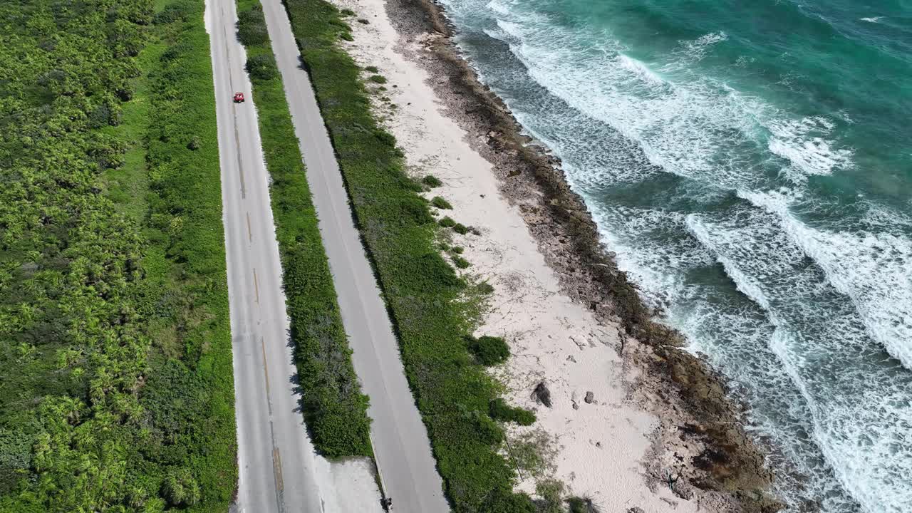 日落时分，在卡门岛附近的科苏梅尔岛的道路鸟瞰图视频素材