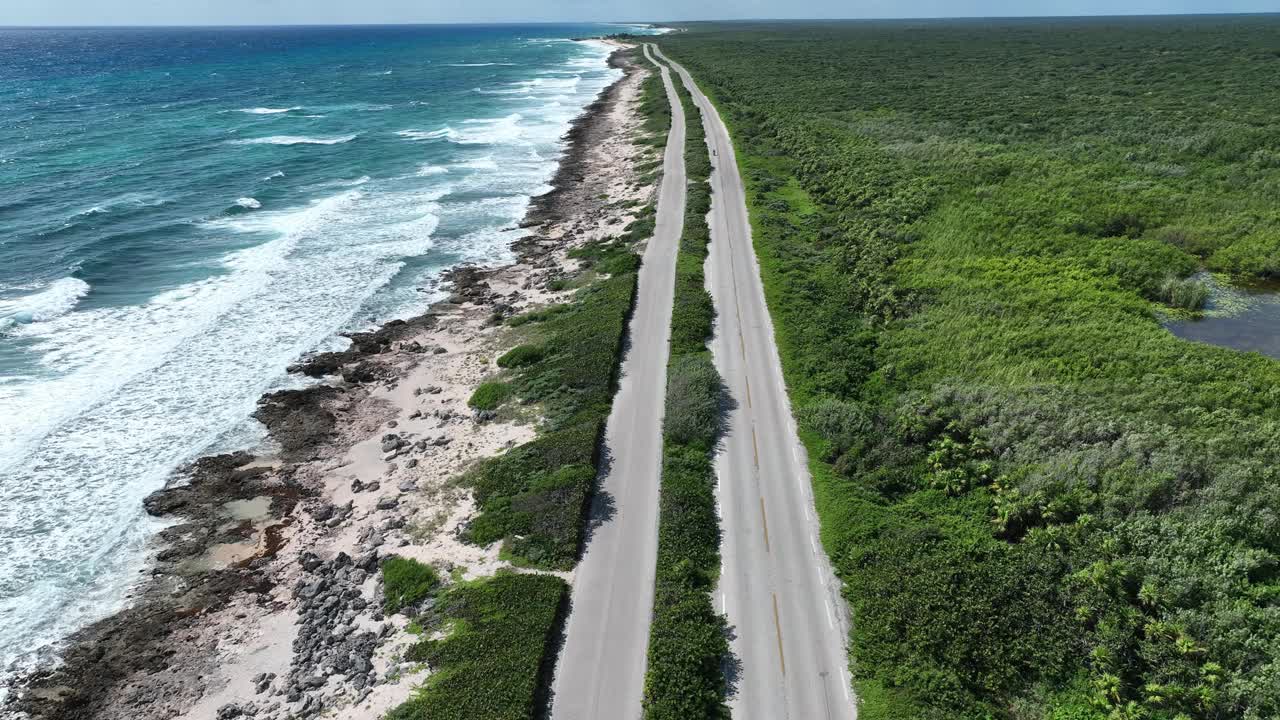 日落时分，在卡门岛附近的科苏梅尔岛的道路鸟瞰图视频素材