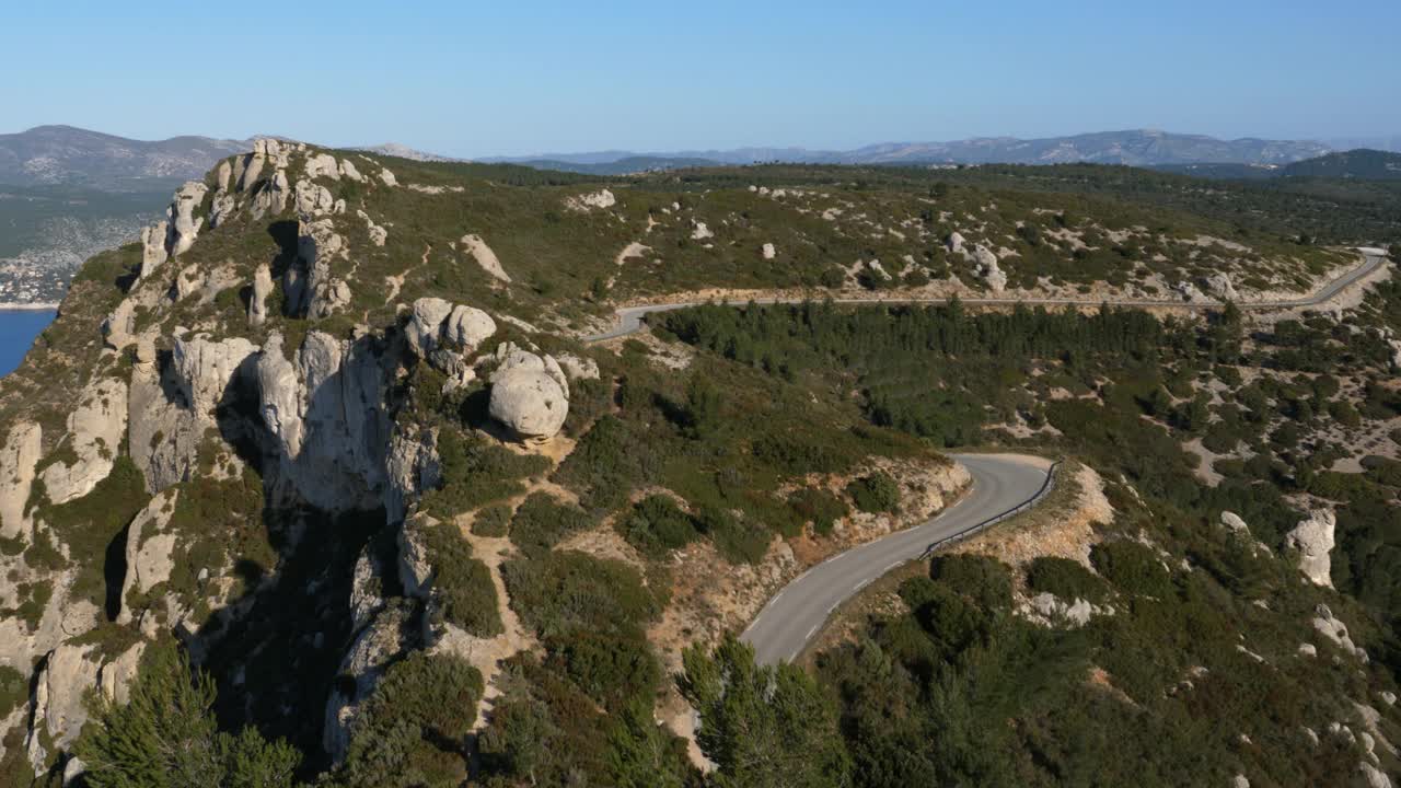 法国普罗旺斯卡西斯湾的山脊路视频素材