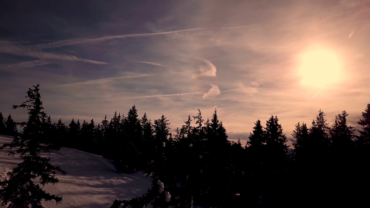 雪山在低云层和蓝色的天空在冬季日落。全景景观与美丽的雪覆盖的岩石在雾在霜冻的晚上。高峰的鸟瞰图。意大利白云石的阿尔卑斯山视频素材