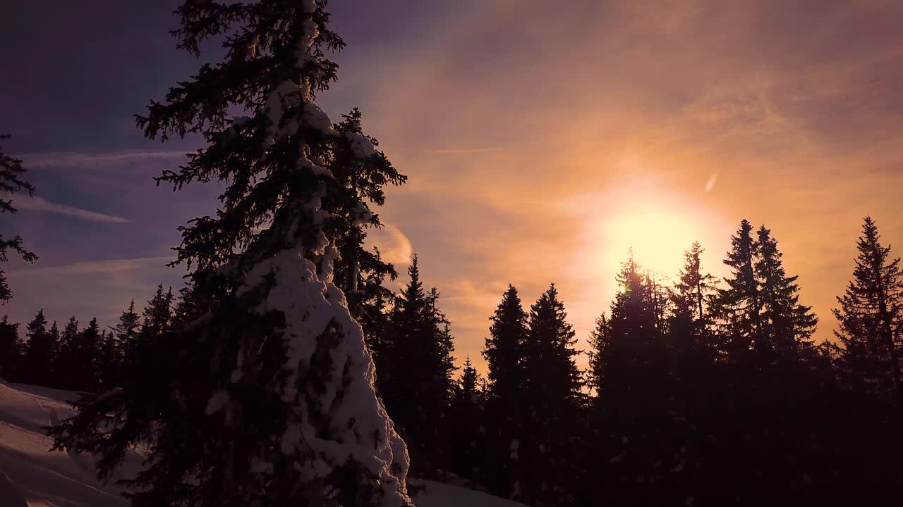 雪山在低云层和蓝色的天空在冬季日落。全景景观与美丽的雪覆盖的岩石在雾在霜冻的晚上。高峰的鸟瞰图。意大利白云石的阿尔卑斯山视频素材