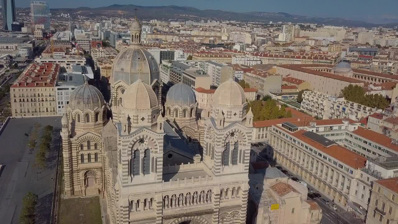 鸟瞰马赛大教堂四周，无人机在法国上空拍摄日出视频素材