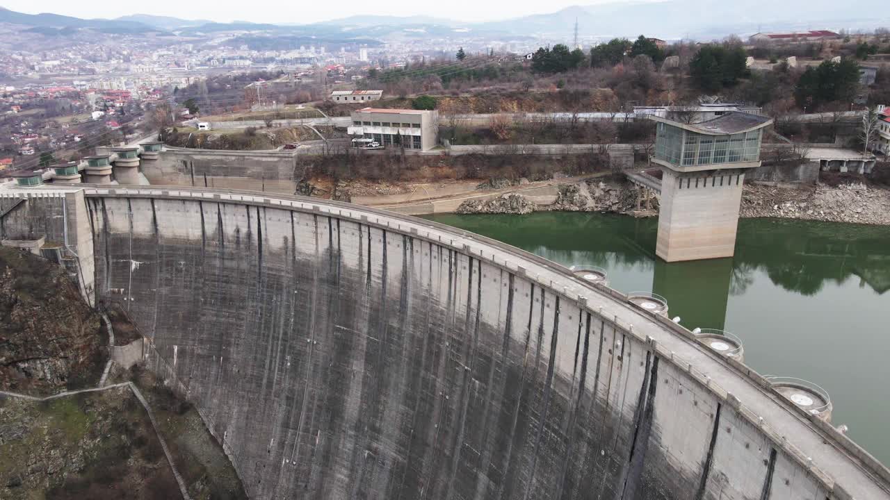 可持续城市中的水电大坝鸟瞰图。以生态为导向。视频素材