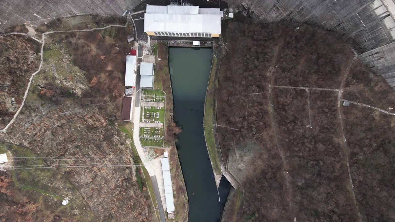 可持续城市中的水电大坝鸟瞰图。以生态为导向。视频素材