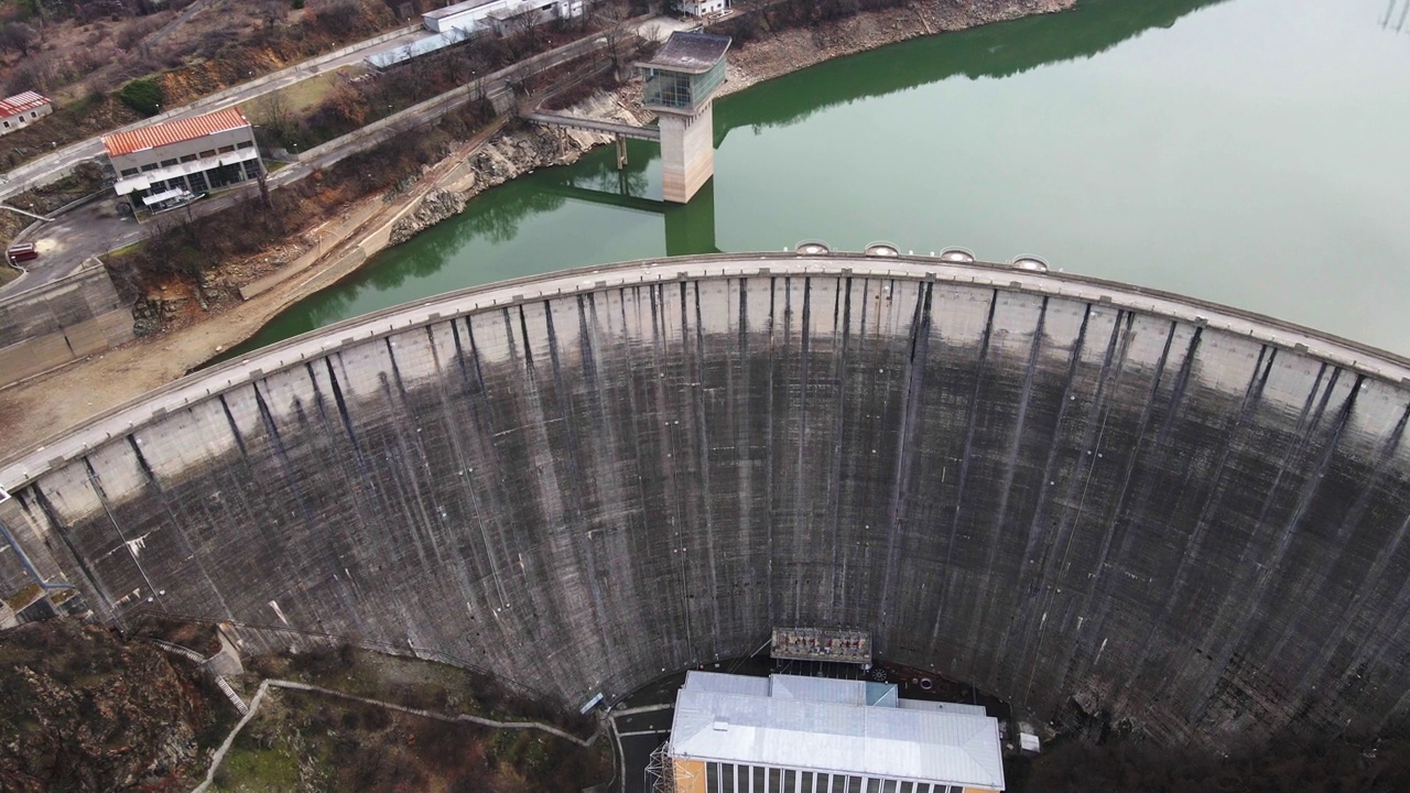 可持续城市中的水电大坝鸟瞰图。以生态为导向。视频素材