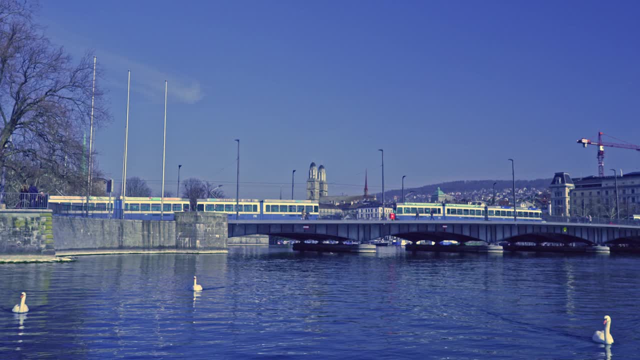 在阳光明媚的春日里，Zürich的城市全景与Limmat河和中世纪古城的城市景观。视频素材