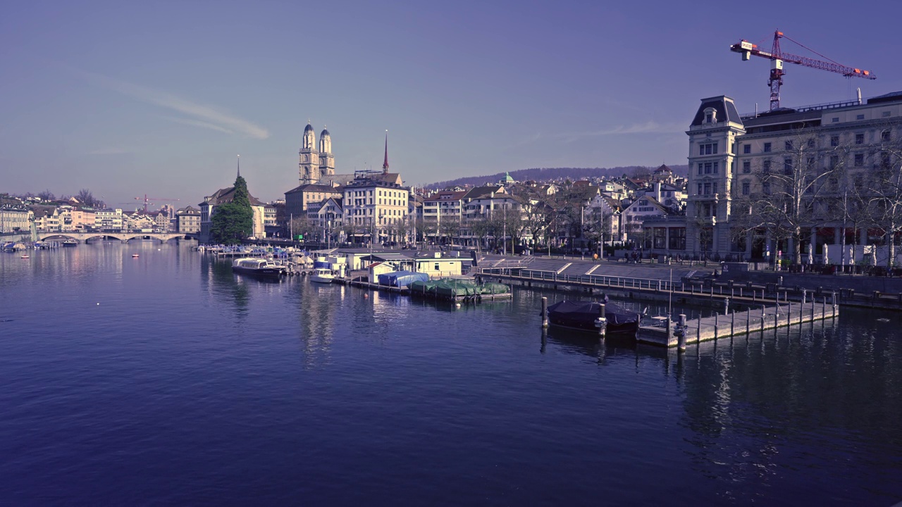 在阳光明媚的春日里，Zürich的城市全景与Limmat河和中世纪古城的城市景观。视频素材