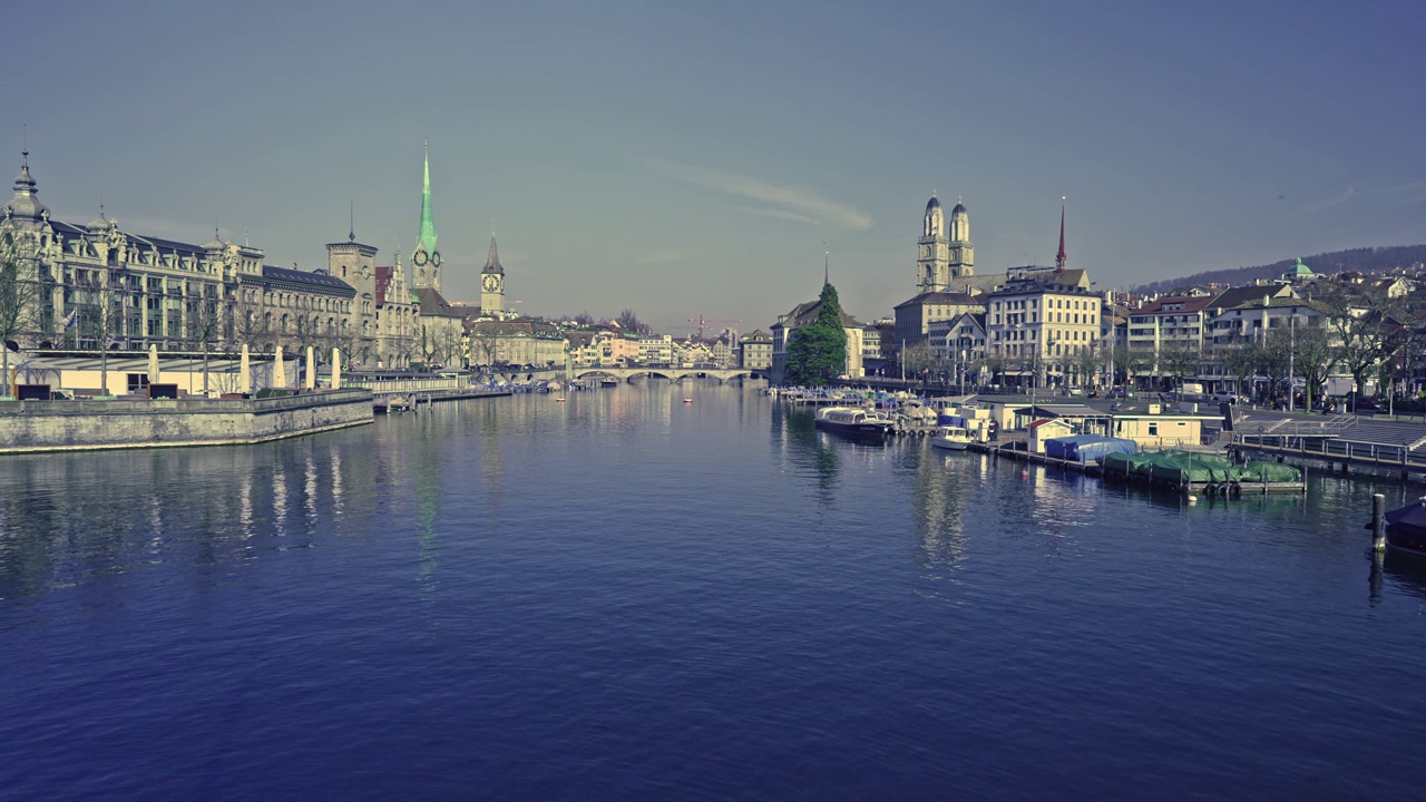 在阳光明媚的春日里，Zürich的城市全景与Limmat河和中世纪古城的城市景观。视频素材