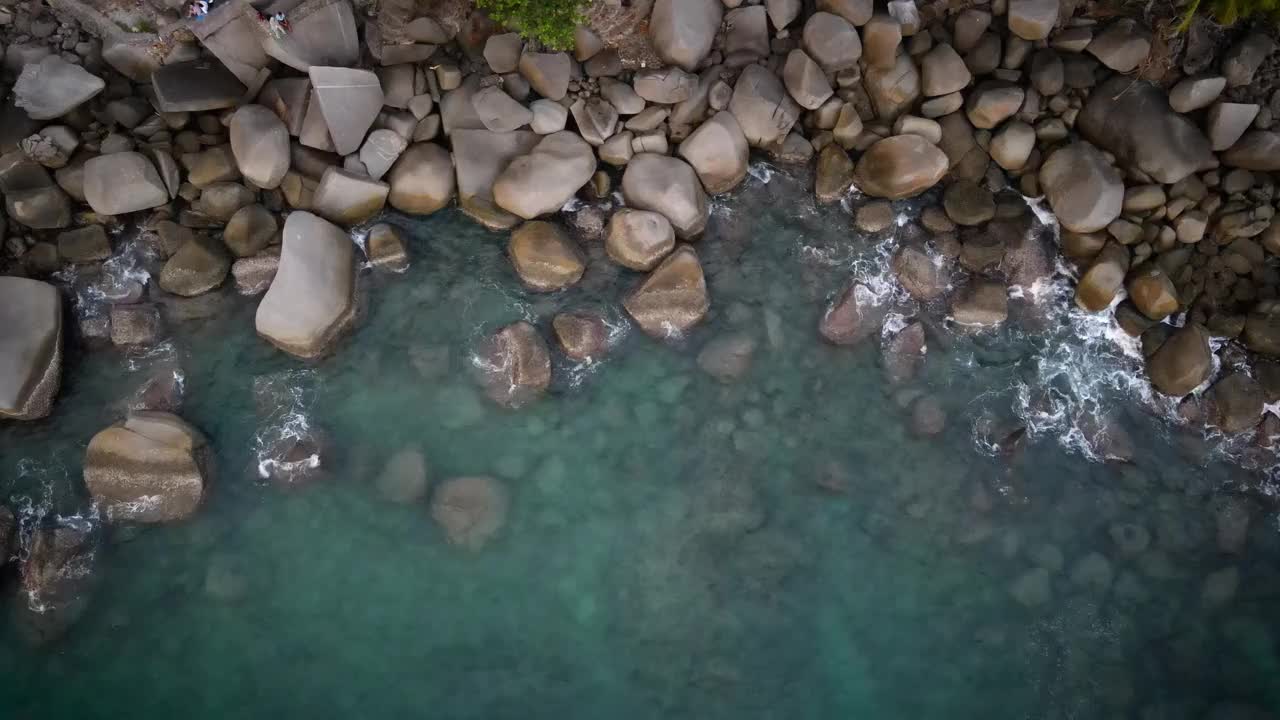 海水冲刷着泰国的海洋岩石视频下载