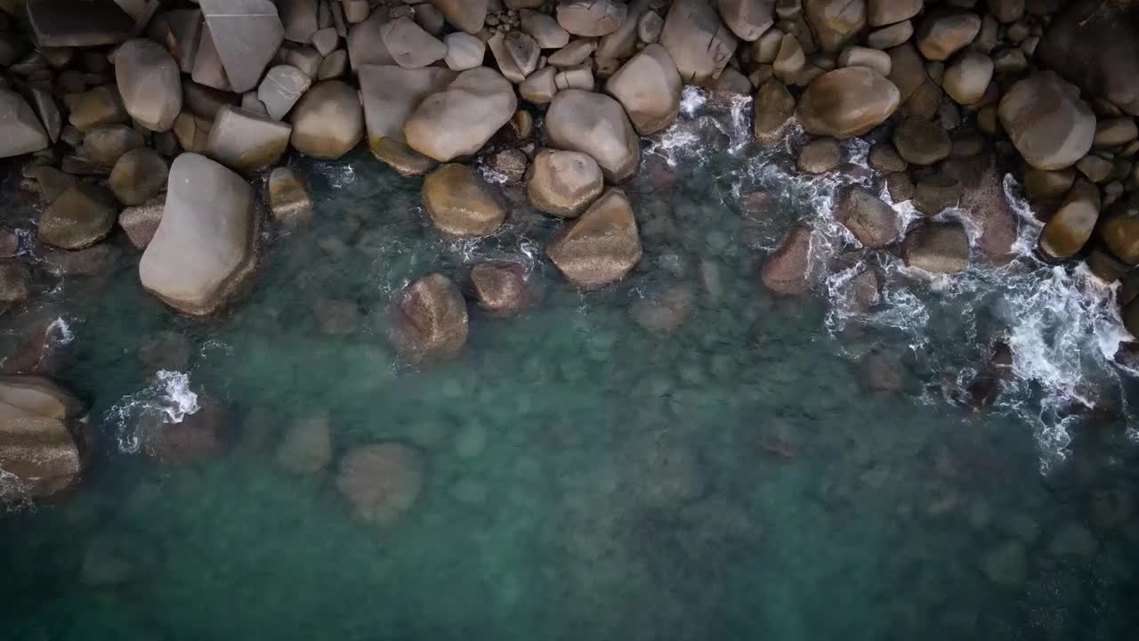 海水冲刷着泰国的海洋岩石视频下载