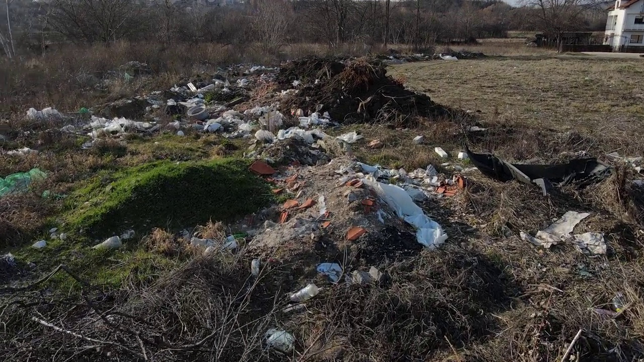 垃圾填埋场污染概念垃圾和倾倒废弃物扔在地面上污染环境的垃圾，在自然环境中无人机视生态污染问题视频素材