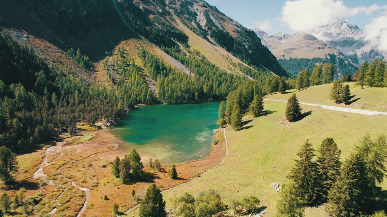 在瑞士阿尔卑斯山Albulapass，鸟瞰山谷与高山Palpuogna湖视频素材