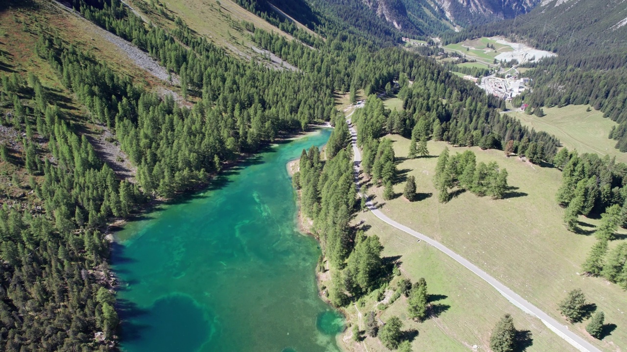 在瑞士阿尔卑斯山Albulapass，鸟瞰山谷与高山Palpuogna湖视频素材