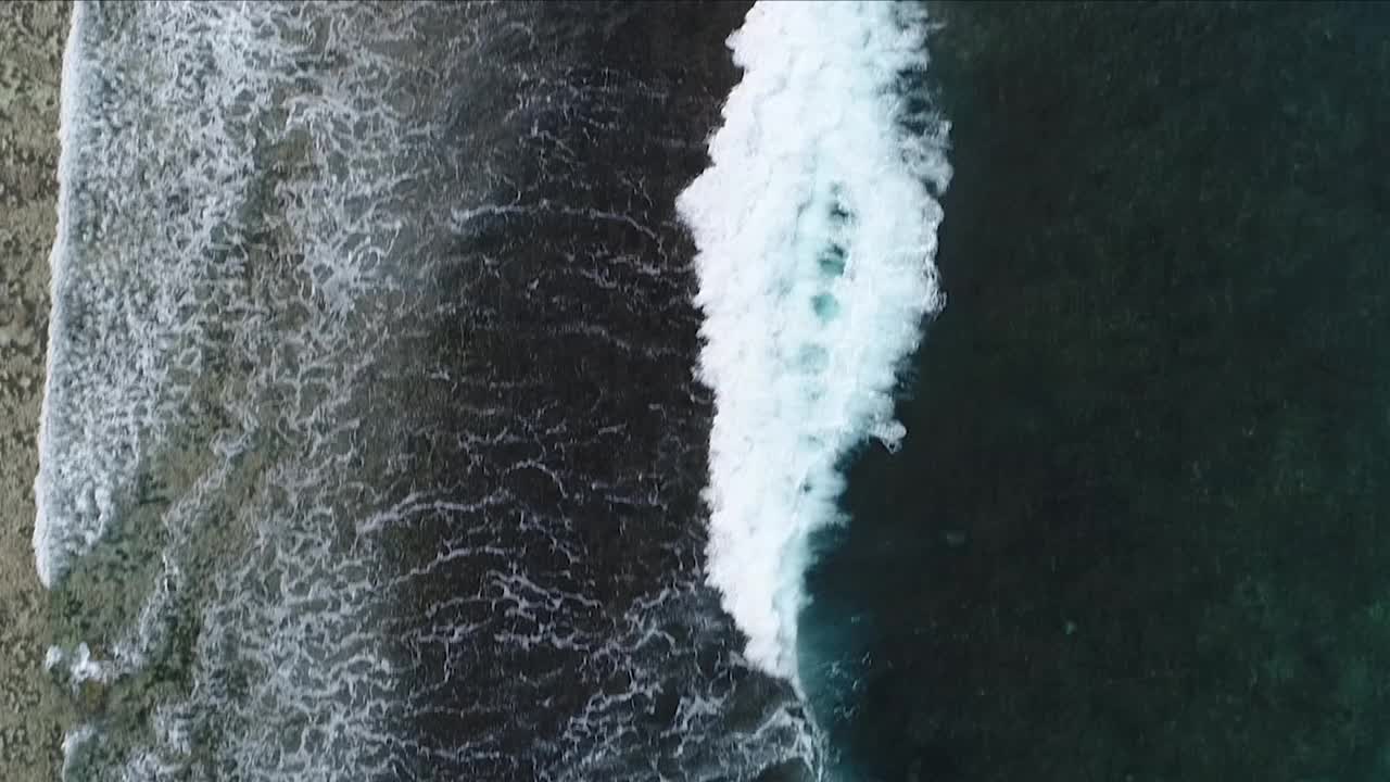 鸟瞰海浪拍打塞舌尔海岸的海滩视频素材