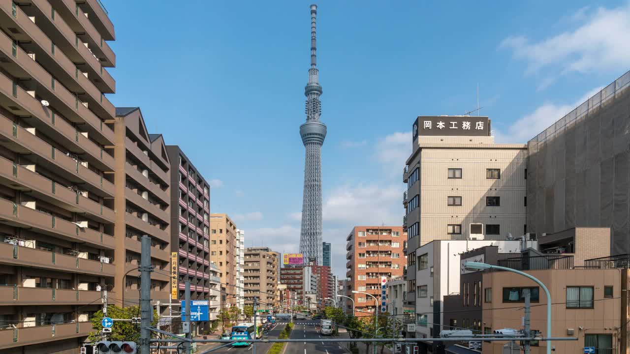 日本东京天空树城市景观和交通道路的延时拍摄视频素材