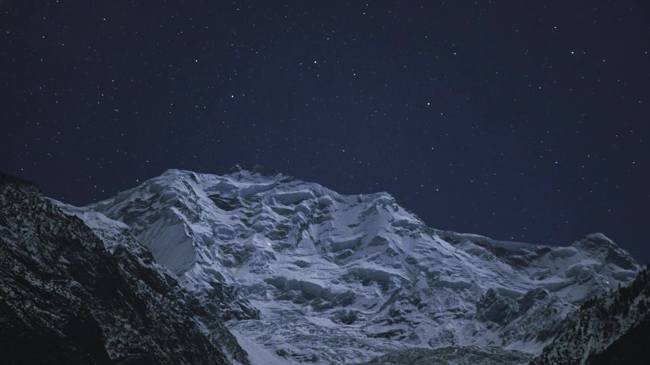 恒星星系在Rakaposhi山移动的时间间隔视频素材画面1