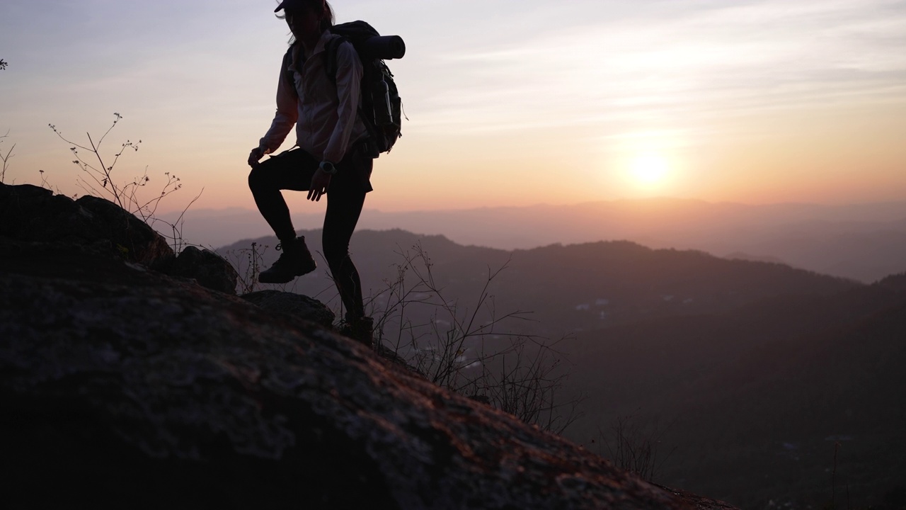 两名徒步旅行者在登山途中帮助攀上山顶视频素材画面2