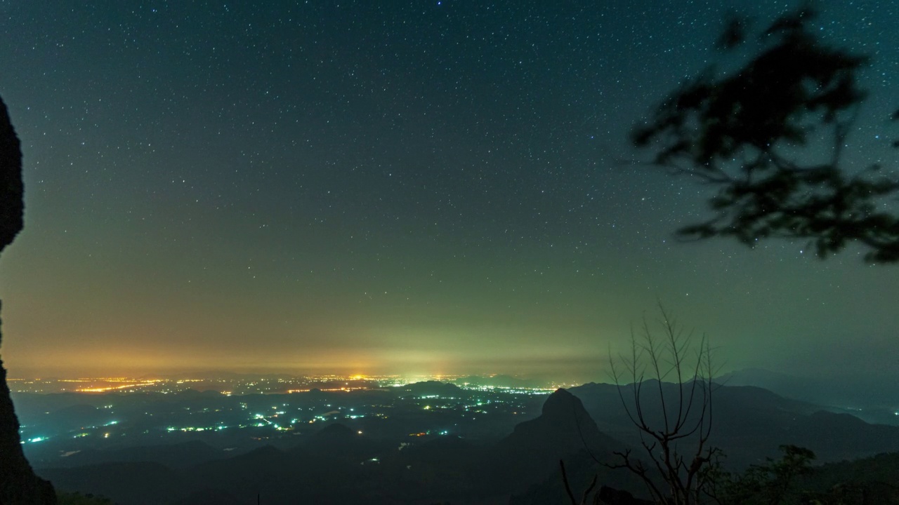 城市夜景上的时间流逝之星视频素材