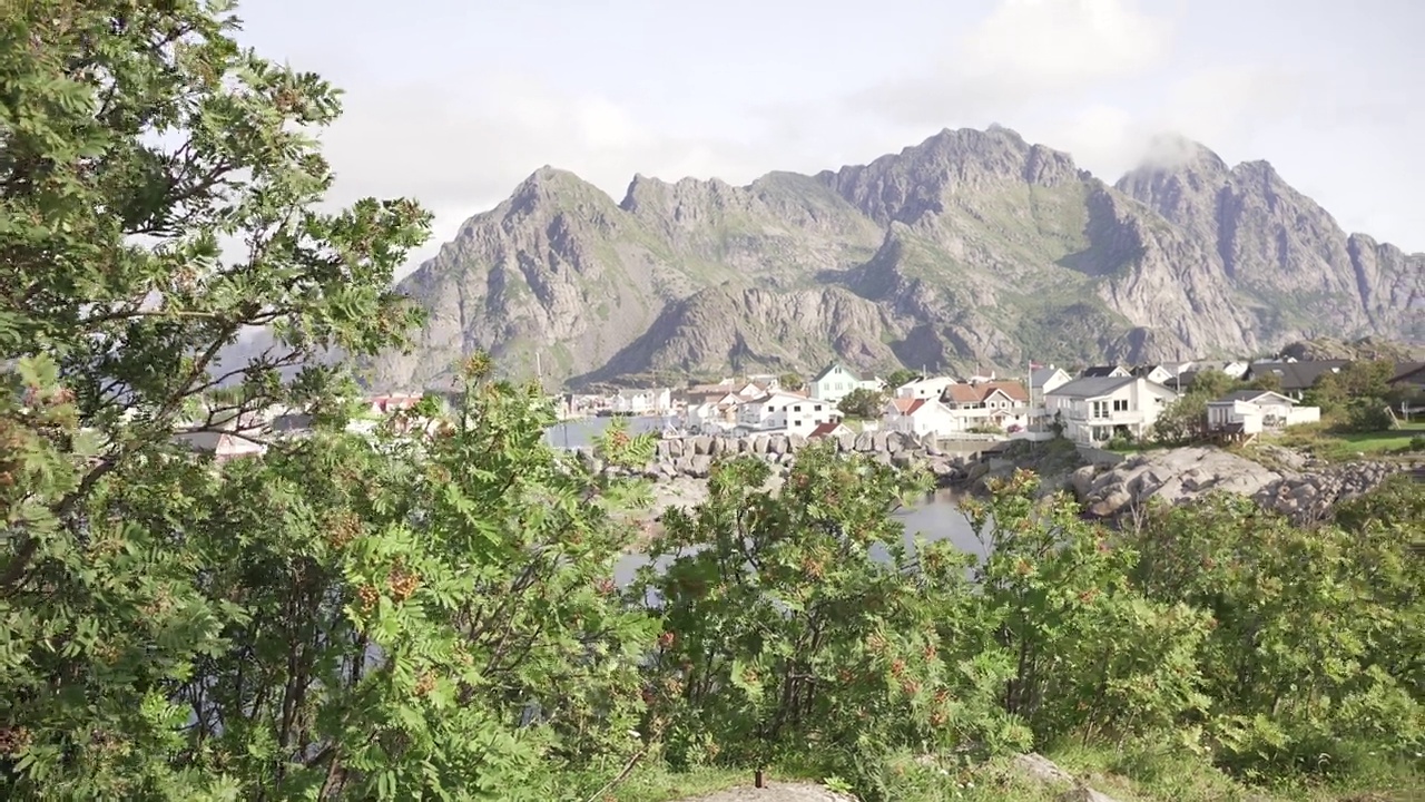 在一个多云的日子里，挪威罗浮敦群岛的峡湾和山脉视频素材