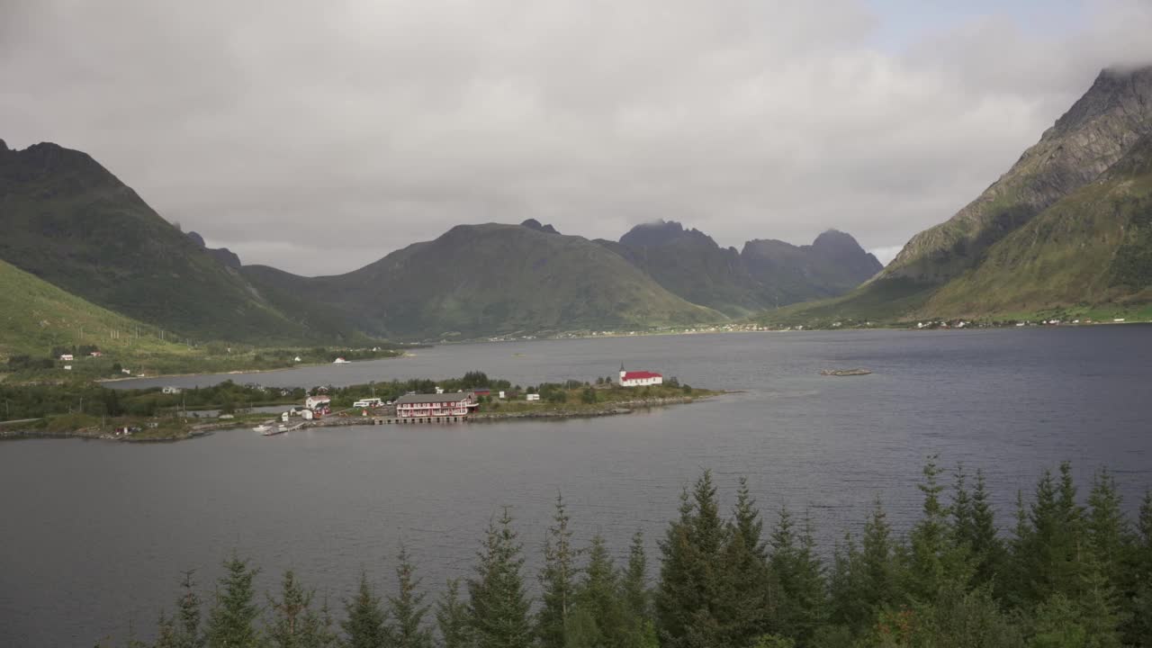 多云天气下，挪威罗浮敦群岛的多山景观视频素材