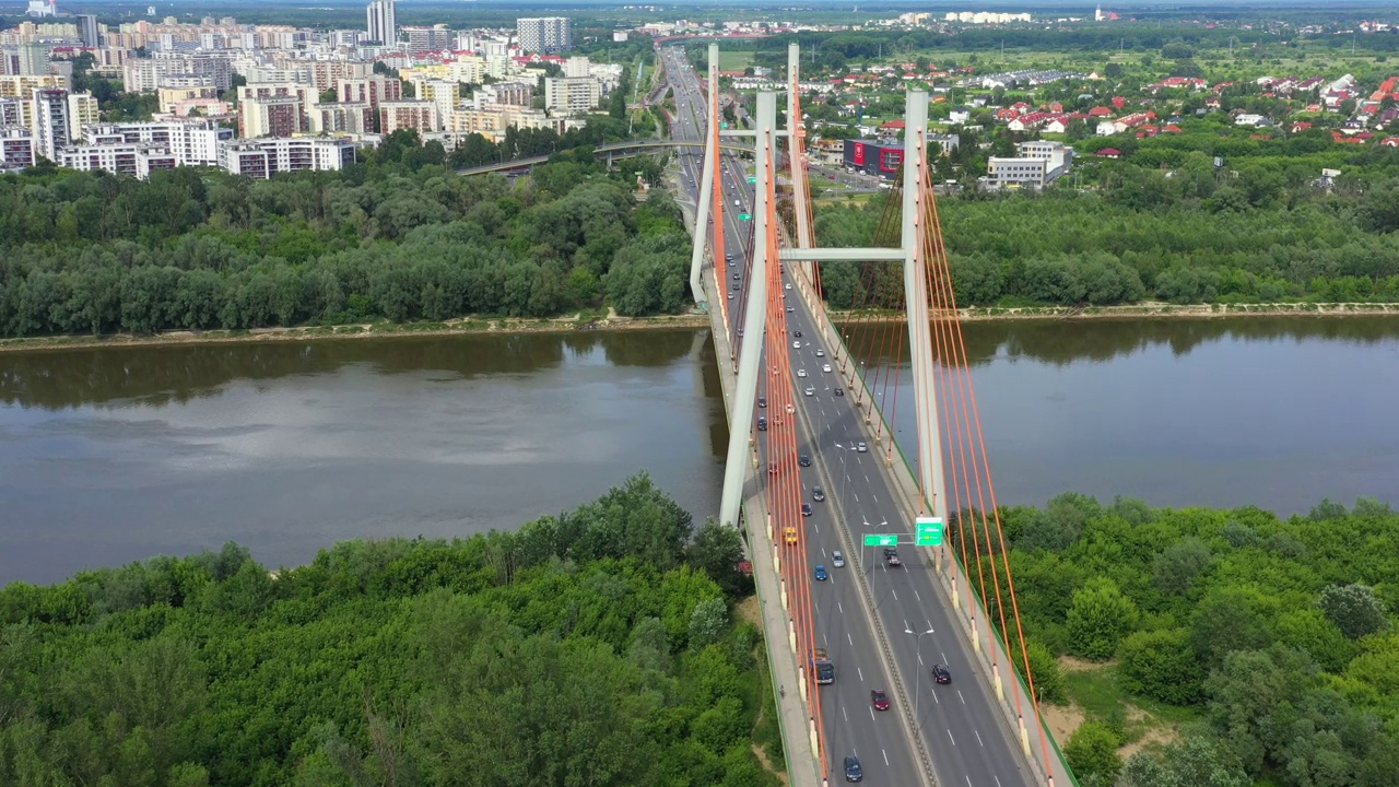 汽车行驶在高速公路桥梁和道路交叉口在现代城市鸟瞰图视频素材