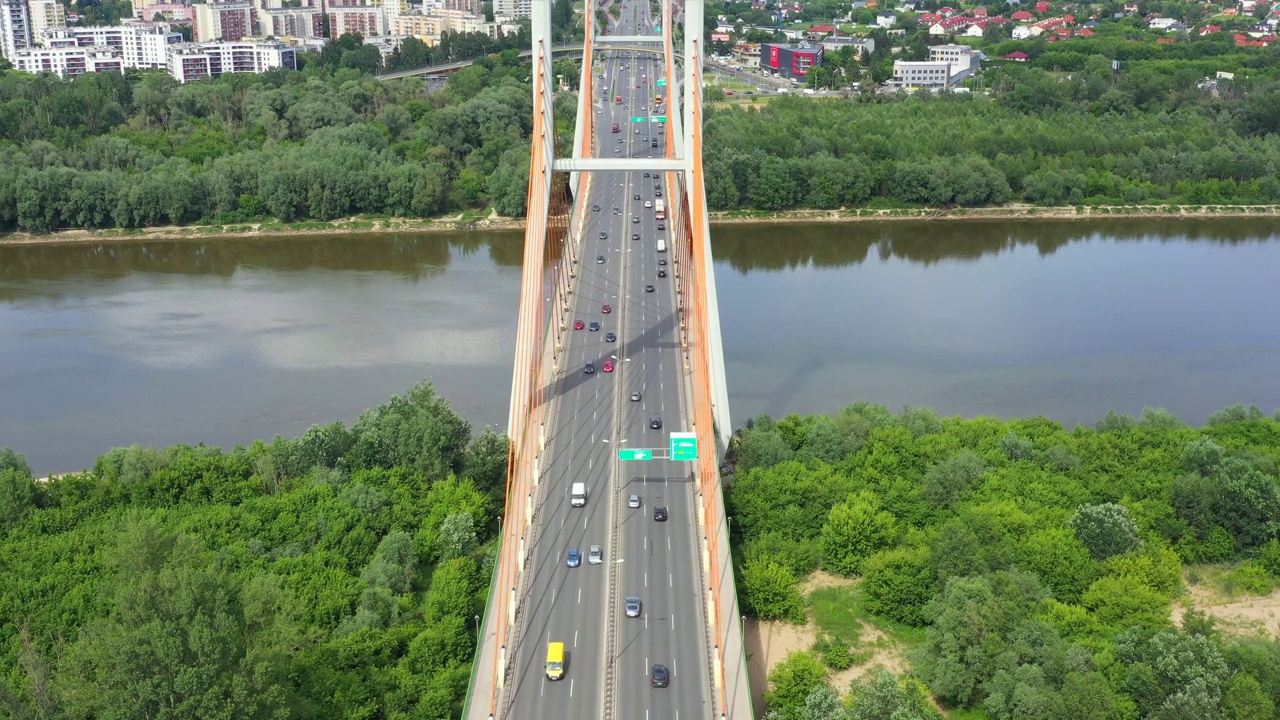 汽车行驶在高速公路桥梁和道路交叉口在现代城市鸟瞰图视频素材