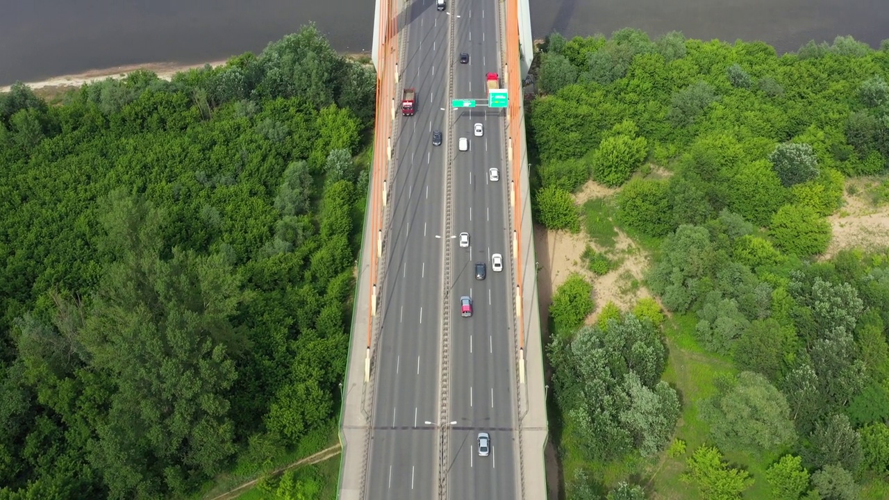 汽车行驶在高速公路桥梁和道路交叉口在现代城市鸟瞰图视频素材