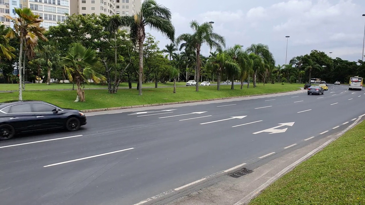 里约热内卢弗拉门戈Aterro do Flamengo的交通视频素材