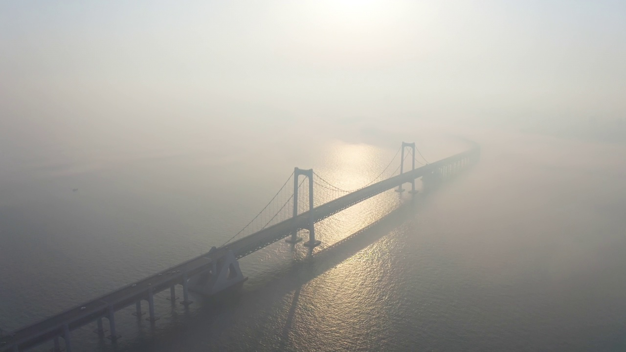 日落时的海景大桥。视频素材