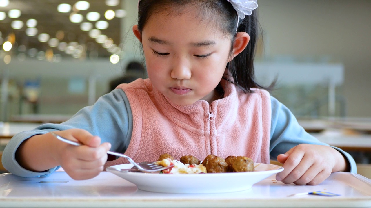 小女孩吃肉丸视频素材