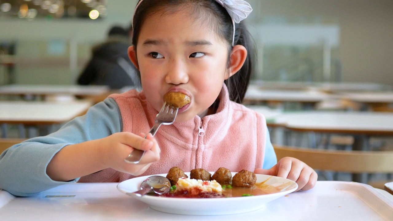 小女孩吃肉丸视频素材