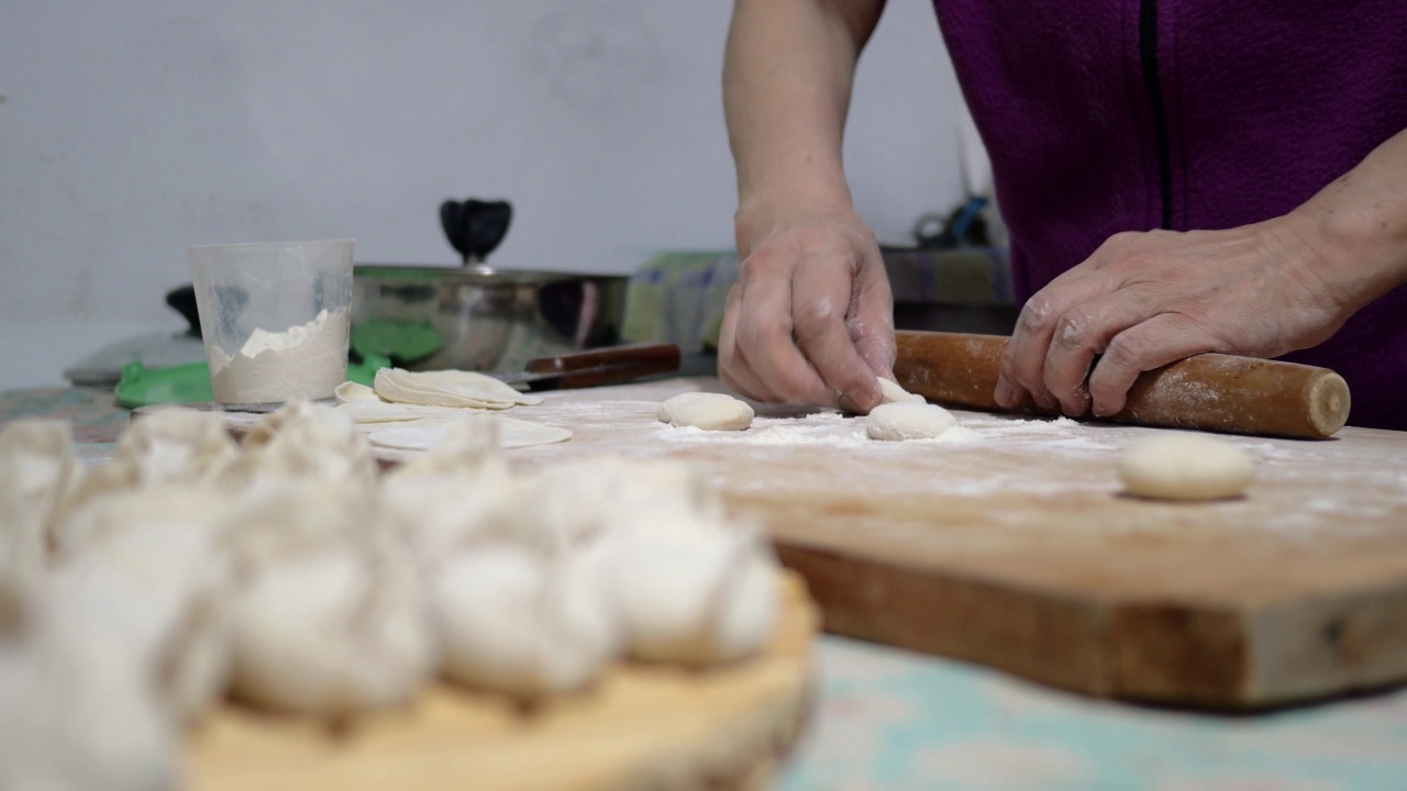 烹饪中国饺子(饺子)视频素材